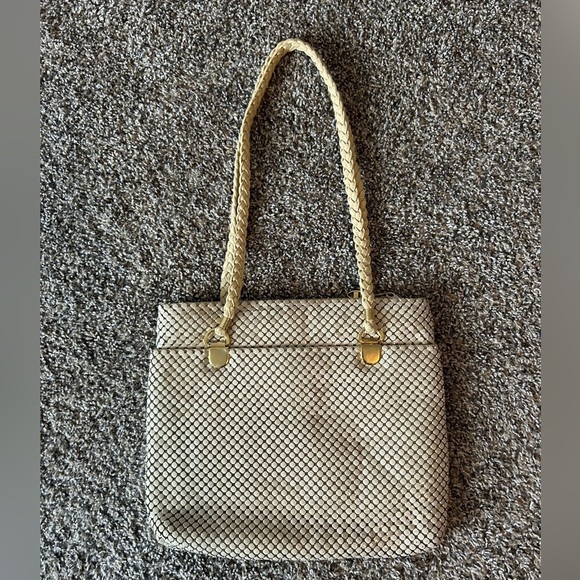 5/$25 Vintage ivory and gold chain mail shoulder purse - Picture 2 of 9